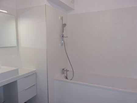 Location Appartement 3 pièces 59m² ST JEAN DE VEDAS 34430 - Photo 2