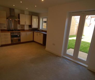 4 bedroom semi-detached house to rent - Photo 3