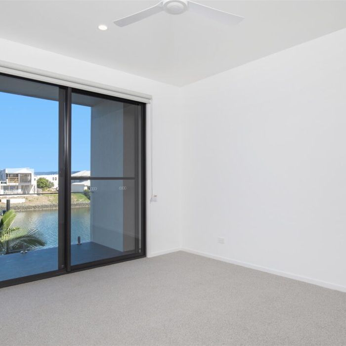 Water Front Townhome in Hope Island - Photo 1