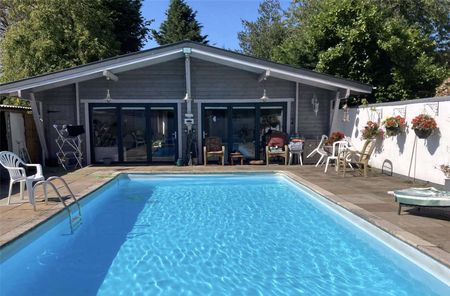 Wonderful fully furnished lakeside lodge with private heated swimming pool, available for long or short let - Photo 4