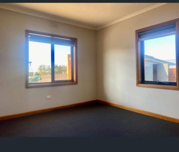 Amazing 3 Bedroom House in Upper Burnie! - Photo 6