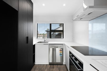 Discover comfortable and convenient living in this well-appointed 2-bedroom, 2-bathroom townhouse located in the sought-after suburb of Beerescourt, Hamilton. - Photo 4