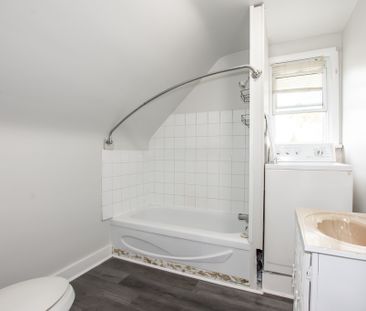 Cozy 2 Bedroom Upper Unit in Welland!! - Photo 4