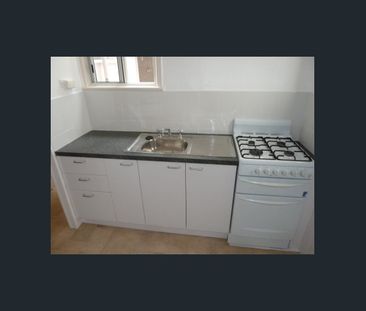 This home will suit the most fastidious renters ! - Photo 6