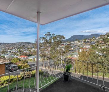 Delightful Three Bedroom - Photo 4