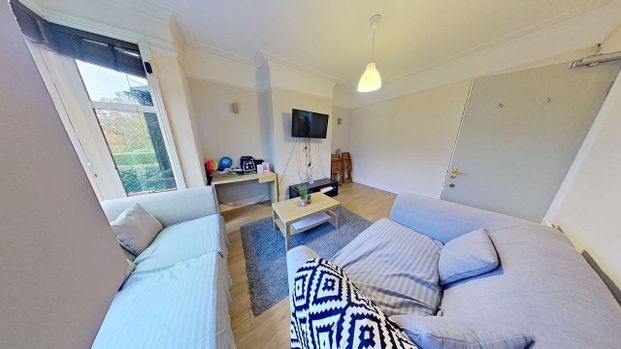 Ash road , Headingley - Photo 1