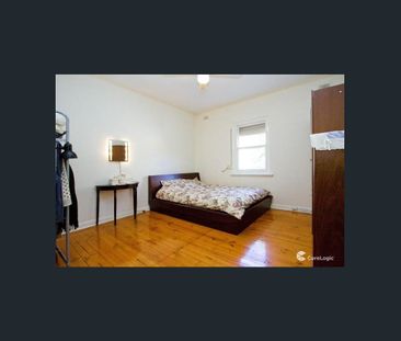 Solid Brick 4/5 Bedroom 2 bathroom family home - Photo 4