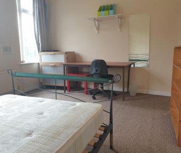 4 bedroom end of terrace house to rent - Photo 2