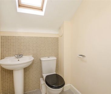 Well-presented and deceptively spacious three bedroom, three-storey... - Photo 1