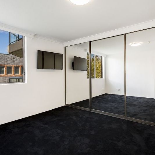 Two Bedroom Apartment with Parking & Harbour Views – Palisades Building - Photo 1