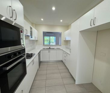 Beautifully presented 3 bed Unit w/ 2 bath, Modern Gas Cooking Kitchen, Laundry. R/C Air Con, Double LUG plus Storage. - Photo 5