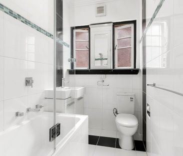 Stylish Art Deco Apartment in Prime Haberfield Location - Photo 3