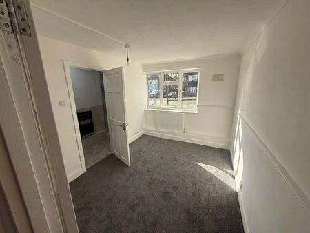 3 bedroom flat to rent - Photo 4