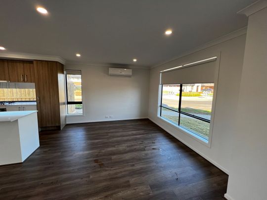 Splendid 3Br Modern Townhouse in Thornhill Park! - Photo 1