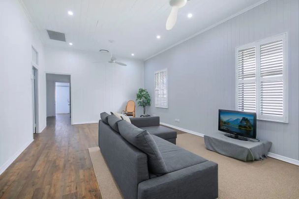 “Cute Renovated Cottage in Superb Location” - Photo 1