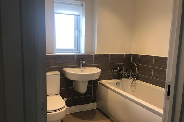 2 bedroom end of terrace house to rent - Photo 1