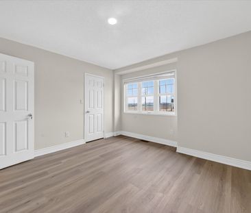 For Lease - 939 Miller Park Avenue, Bradford West Gwillimbury, Ontario - Photo 3