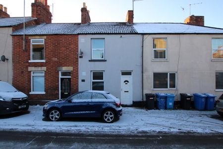 2 bedroom terraced house to rent - Photo 4