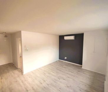 LIBRE 3 1/2 a louer Tranquille dans un triplex Cour Privé Table et ... - Photo 1