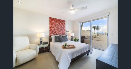 Spacious 3-Bedroom Penthouse / Level 7 | Ocean and Canal Views | Two Level Layout | Surfers Paradise - Photo 5