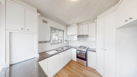Spacious 3-Bedroom Apartment with Stunning Coastal Views - Photo 3