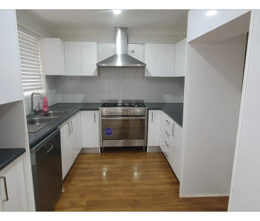 Charming Family Home with Pool - Photo 2