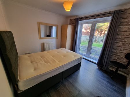 4 Bed Student Accommodation - Photo 3