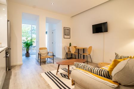 Apartamento T2 com Logradouro e muita luz e charme, no coração de Lisboa - Photo 2