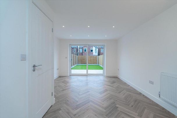 4 bedroom terraced house to rent - Photo 1