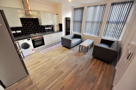 6 bedroom Flat in Flat &, Leeds - Photo 5