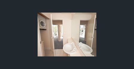 Apartment in the Heart of Southbank – New Floor Coverings Coming Soon! - Photo 5