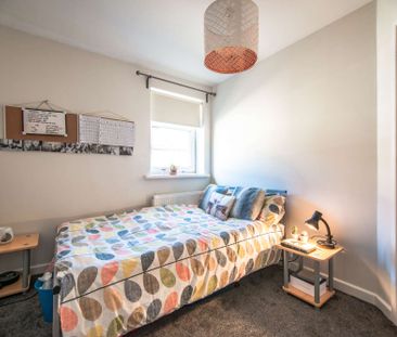 Remodelled and furnished to the highest standard - Photo 5