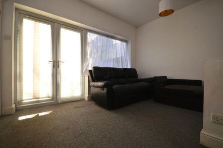 3 bedroom end of terrace house to rent - Photo 3