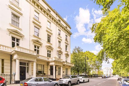 This splendid property situated on the top floor of a beautiful Pimlico period house offers 2 double bedrooms, study, 2 bathrooms, a separate kitchen and lovely views over the square. - Photo 3