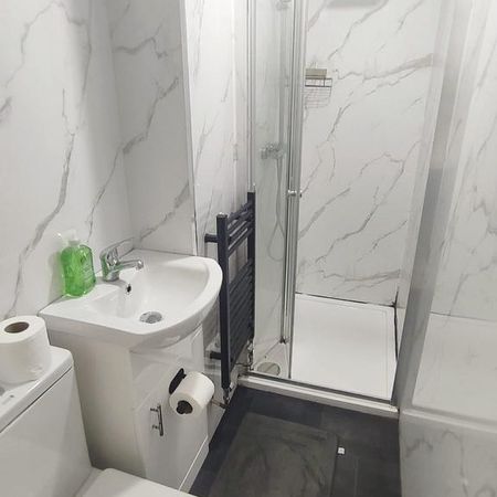 1 bedroom in a house share to rent - Photo 4