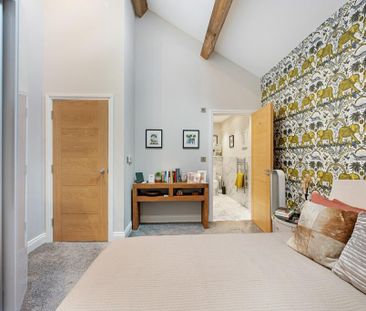2 bedroom mews to rent - Photo 1