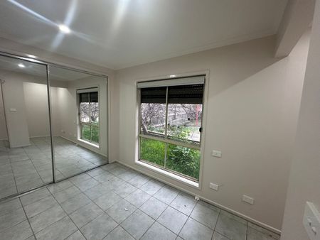 Rear bungalow in prime location-in the heart of Glenroy! - Photo 3