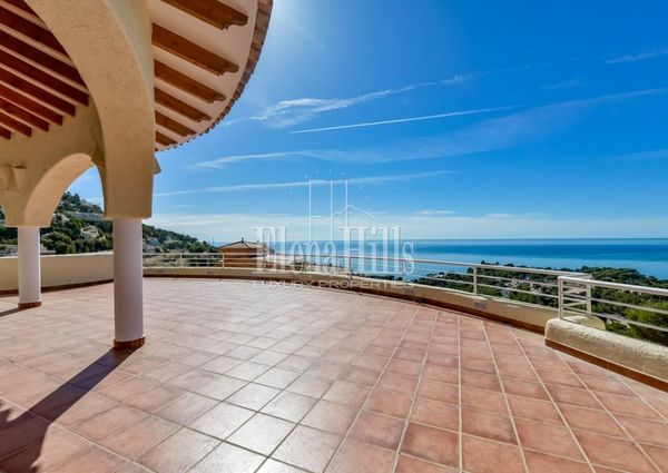 Spacious and luminous villa with private pool, jacuzzi and sea views in Altea, Alicante.