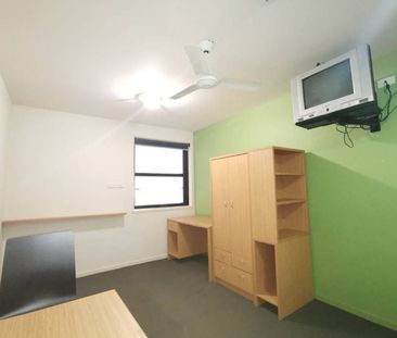 Furnished Studio Apartment Opposite Flinders Street Station! - Photo 2