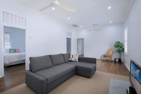 “Cute Renovated Cottage in Superb Location” - Photo 2