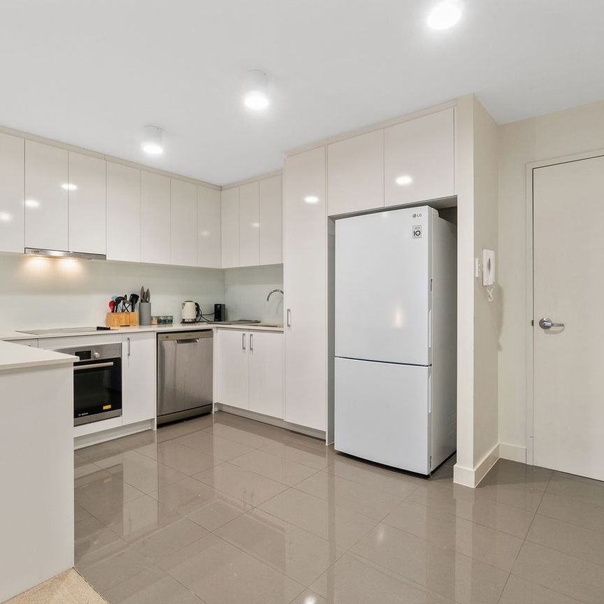 SPACIOUS & CONVENIENT 2X2 APARTMENT - Photo 1