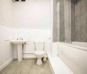 2 bedroom end of terrace house to rent - Photo 3