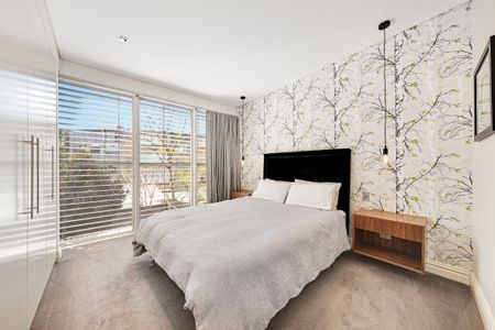 Furnished Executive Rental - Three Bedroom with Separate Study + Parking - Photo 2