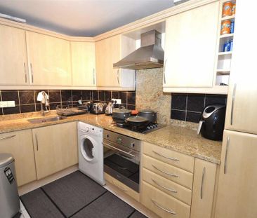 2 bedroom flat to rent - Photo 4