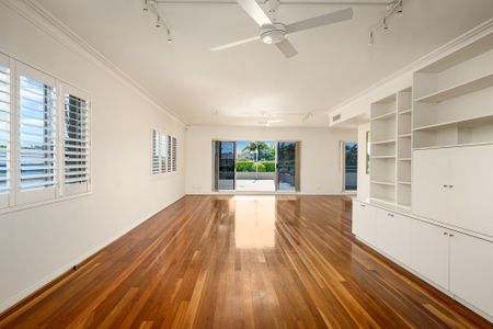 Immaculately Presented North Facing Apartment with Air Conditioning - Photo 2