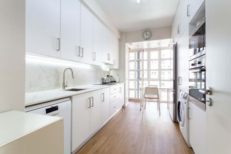 1 Bedroom Furnished Apartment with Parking – Lisbon - Photo 2