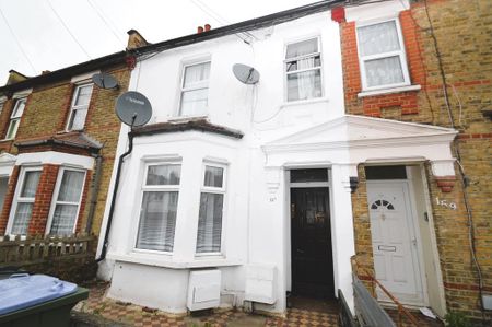 2 bedroom ground floor flat to rent - Photo 2