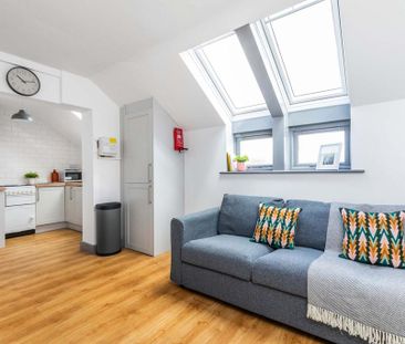 3 bedroom flat to rent - Photo 2