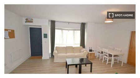 Room for rent in 4-bedroom apartment in Drimnagh, Dublin - Photo 2