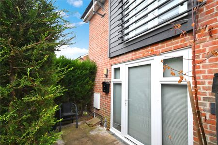 Hewitt Road, Basingstoke, Hampshire, RG24 - Photo 4